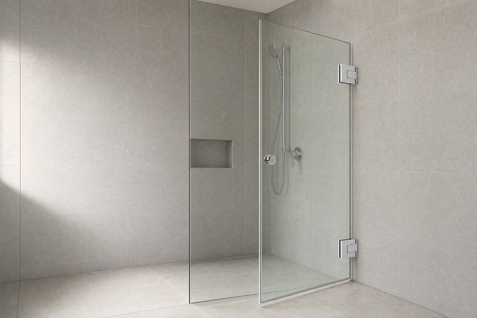 Rahmenlose Pendeltür aus 8 mm Glas an zwei verchromten Pendeltürbändern an der Wand