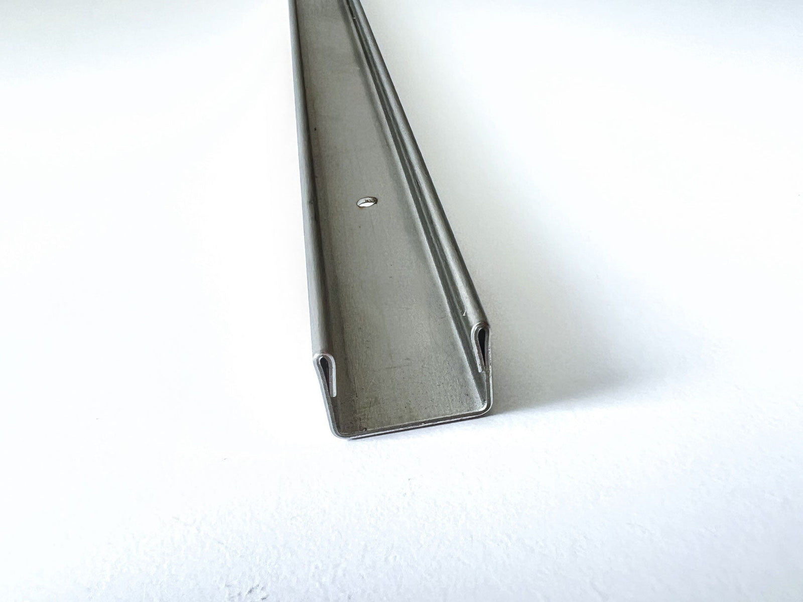 U-Wandprofil auf Fliesenwand für feststehende Glasabtrennung; Art.Nr. 32000