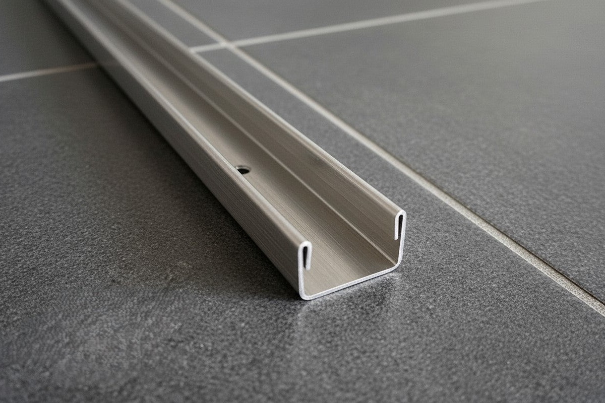 U-Wandprofil auf Fliesenwand für feststehende Glasabtrennung; Art.Nr. 32000