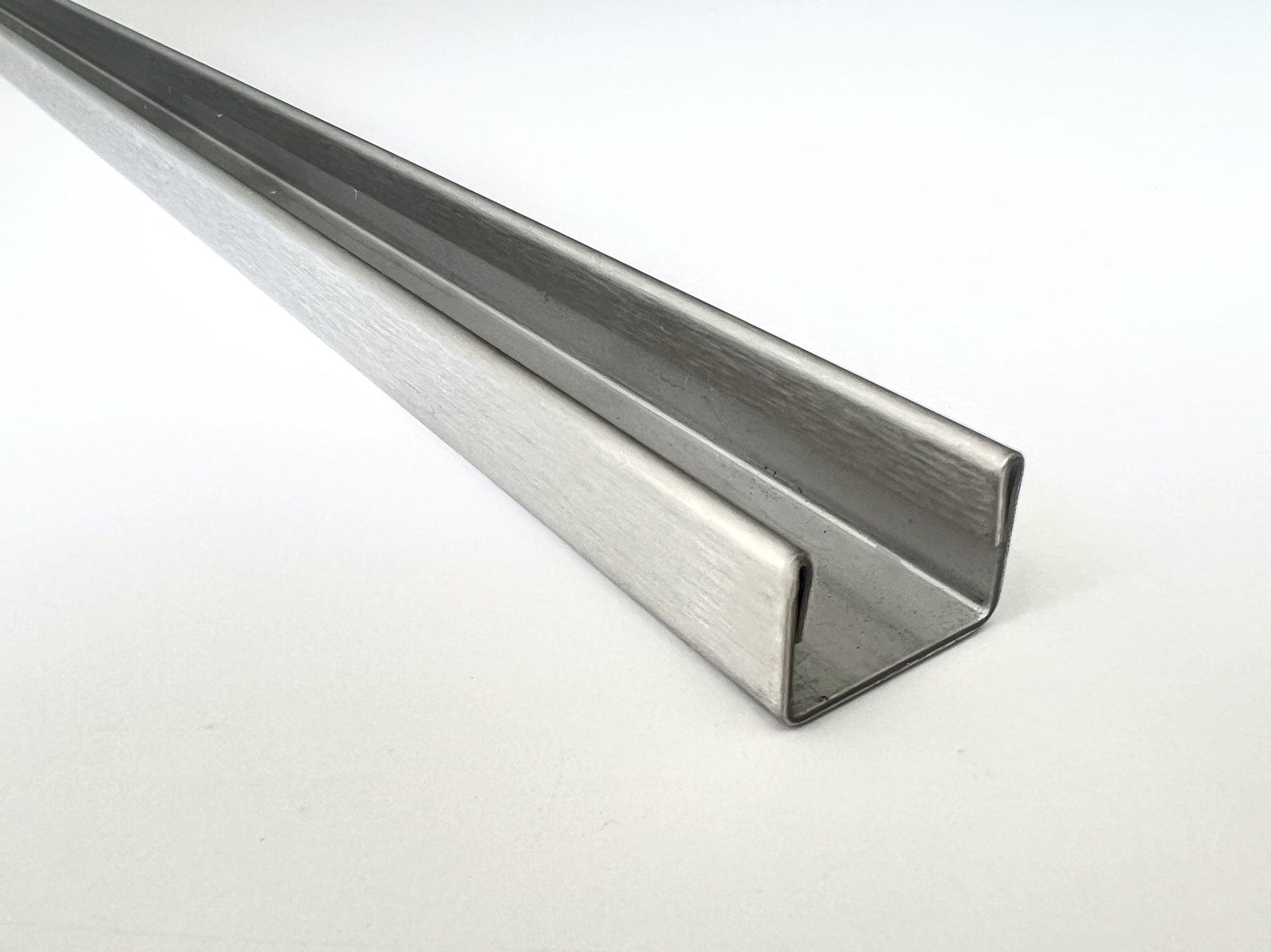 U-Wandprofil 32000 – Edelstahl gebürstet, mit Vorbohrungen, 100/200/210/250 cm