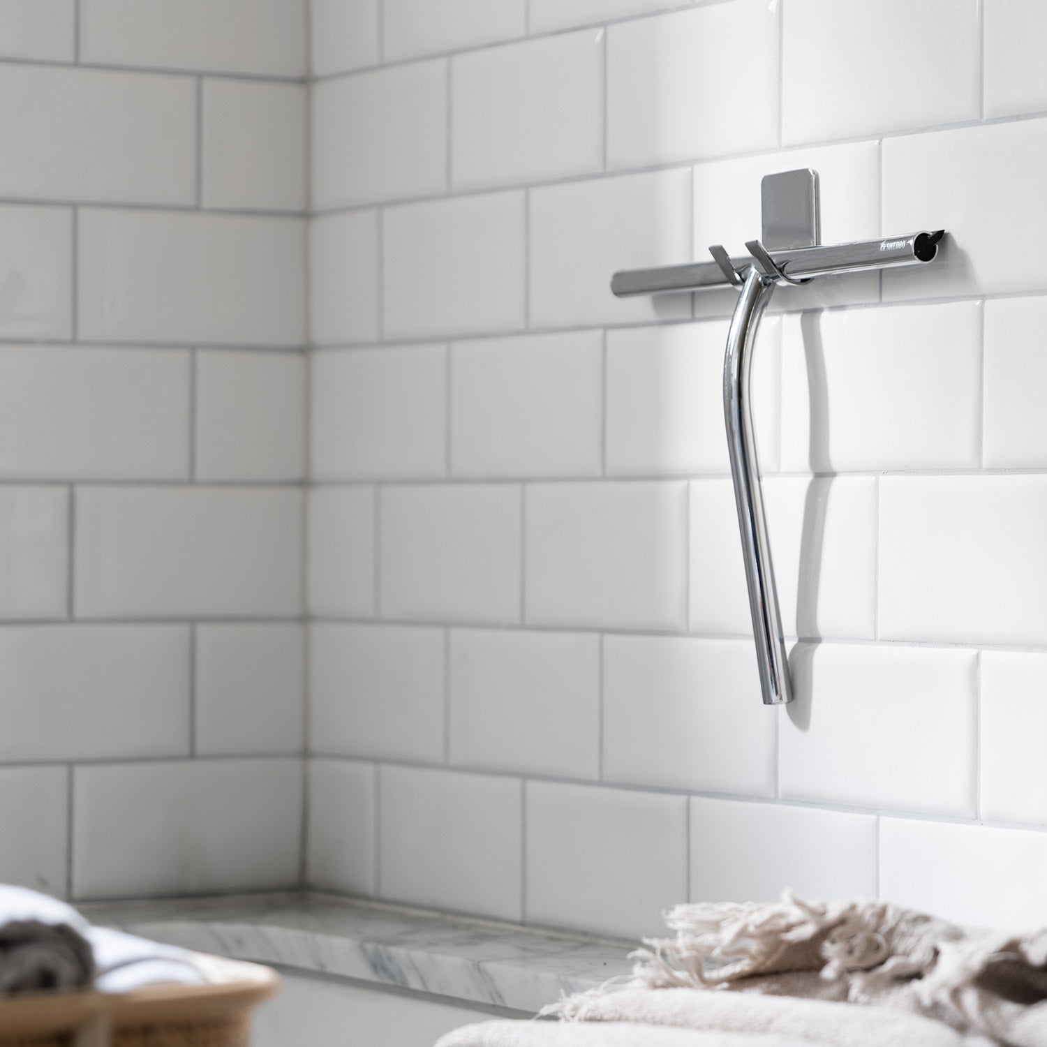 Duschabzieher mit Wandhalter Edelstahl - Chrom oder Schwarz matt, 240 × 210 mm