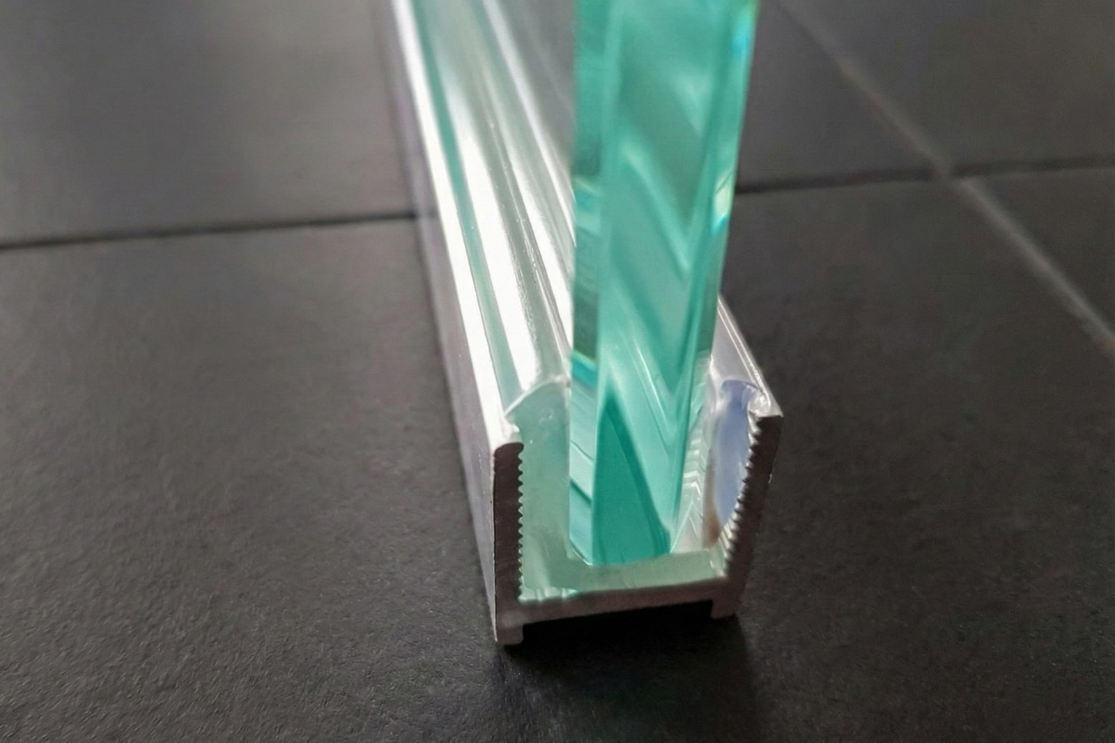 Alu U-Profil mit L-Vinyl und Kederstab, silikonfreie Befestigung für 8 oder 10 mm Glas – Art.Nr. DUC