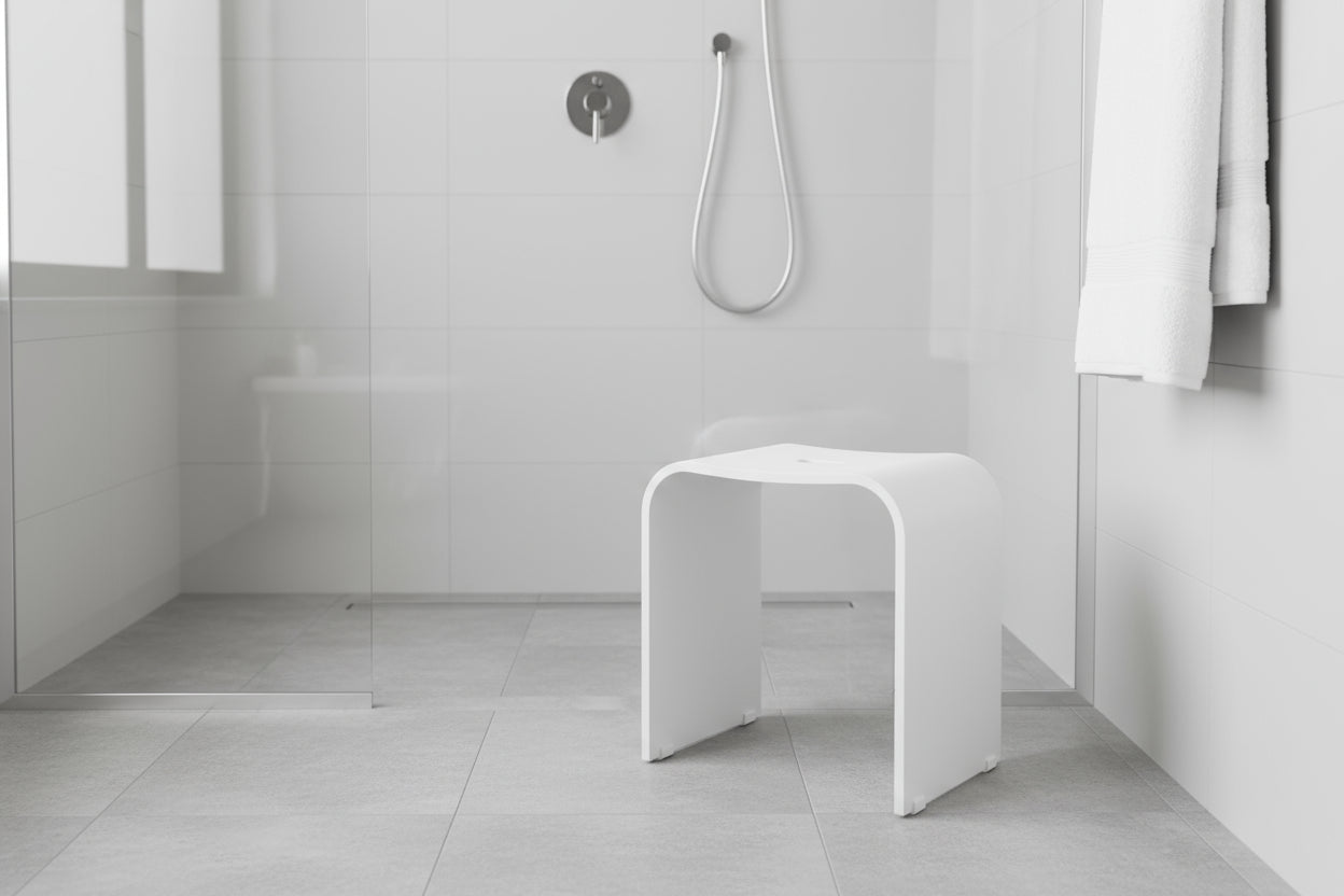 Smedbo LIVING Duschhocker 407 – Plexiglas, rutschsicher, 44 cm Sitzhöhe – Schwarz oder Weiß matt