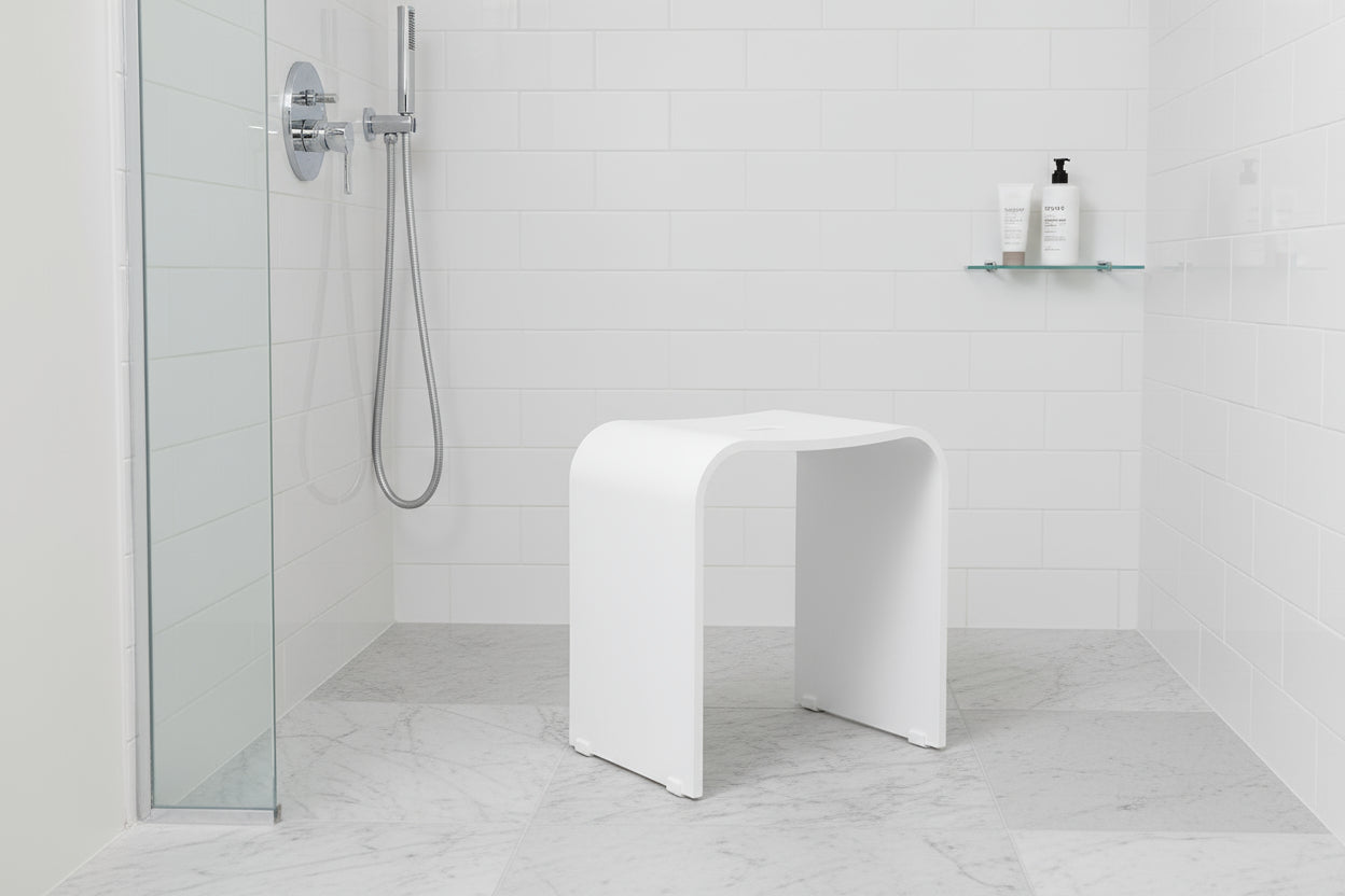Smedbo LIVING Duschhocker 407 – Plexiglas, rutschsicher, 44 cm Sitzhöhe – Schwarz oder Weiß matt