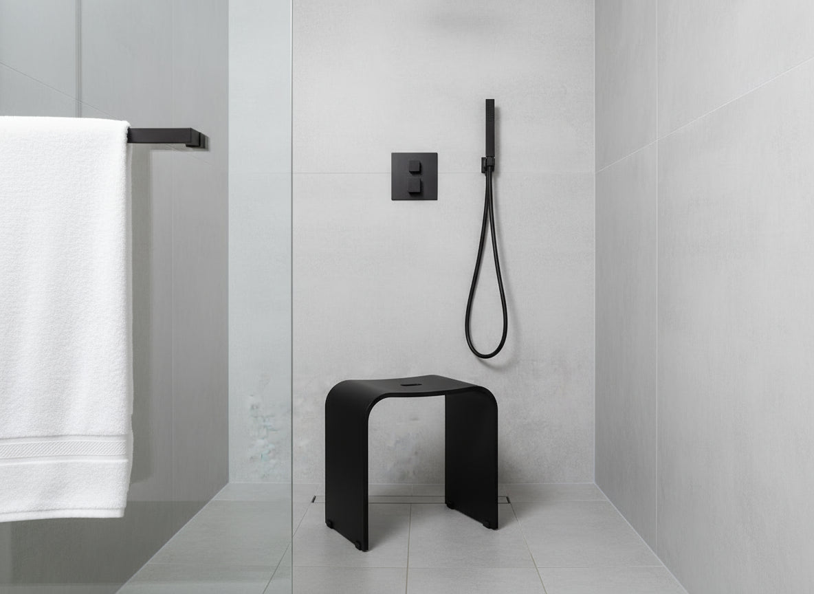 Smedbo LIVING Duschhocker 407 – Plexiglas, rutschsicher, 44 cm Sitzhöhe – Schwarz oder Weiß matt