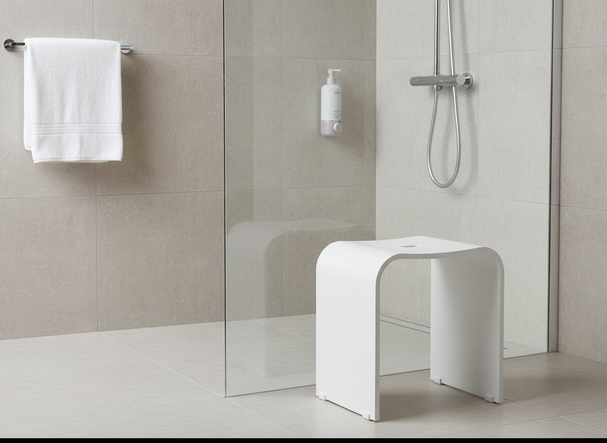 Smedbo LIVING Duschhocker 407 – Plexiglas, rutschsicher, 44 cm Sitzhöhe – Schwarz oder Weiß matt