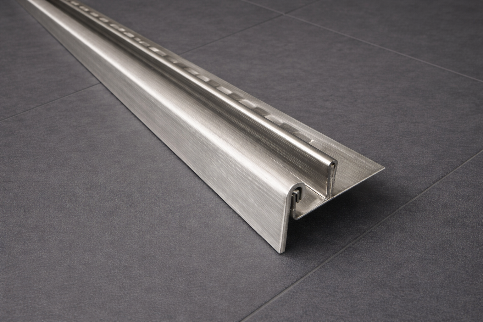 Fliesen-U-Winkelprofil "Slimline" mit Gefällekeil für Duschboden – Edelstahl K220 gebürstet – Art.Nr. GPDU