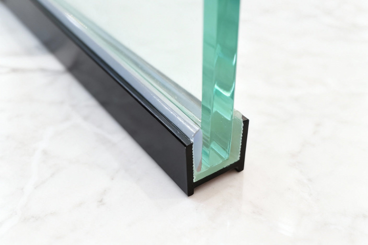 Alu U-Profil mit L-Vinyl und Kederstab, silikonfreie Befestigung für 8 oder 10 mm Glas – Art.Nr. DUC