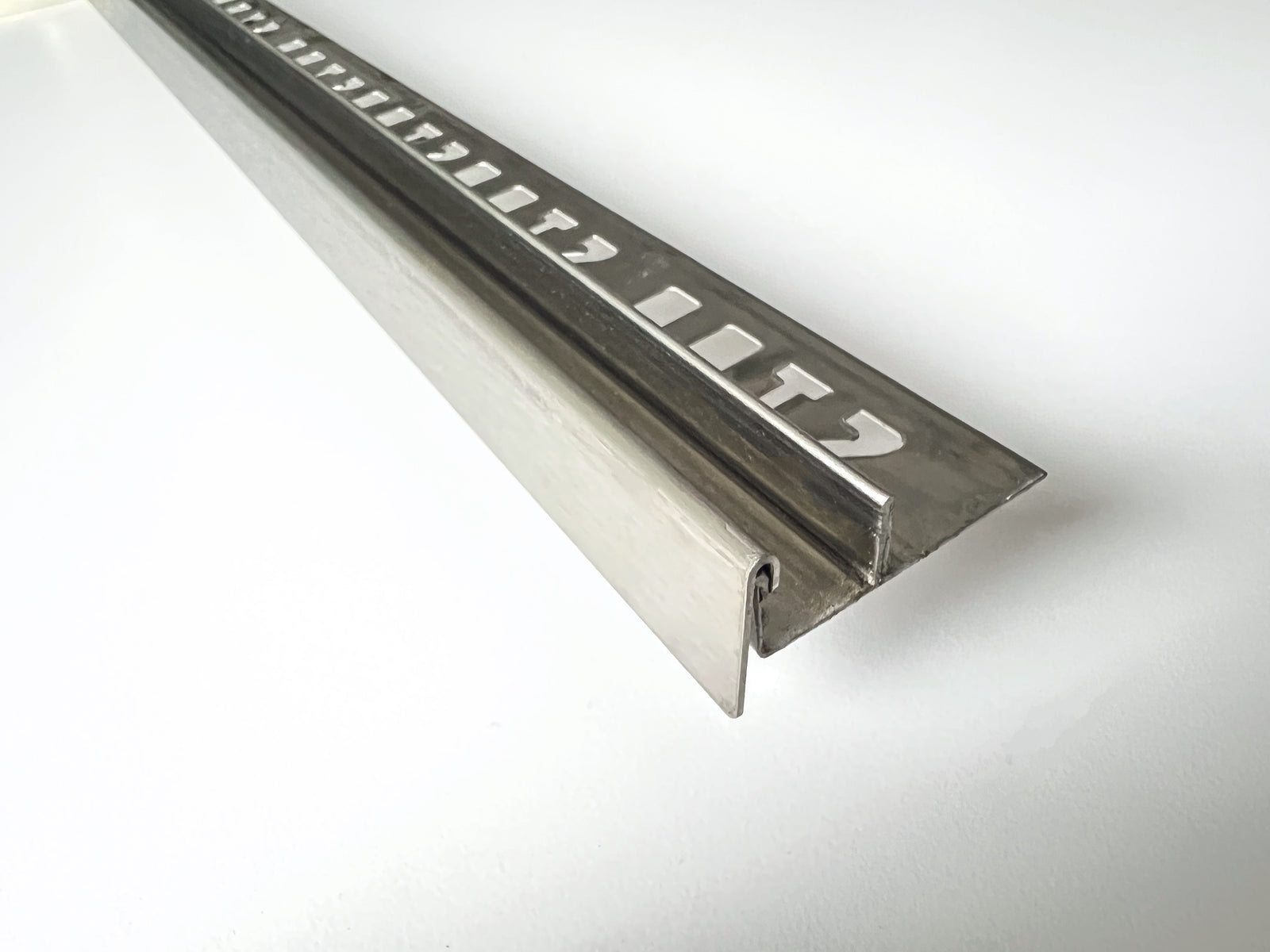 Fliesen-U-Winkelprofil "Slimline" mit Gefällekeil für Duschboden – Edelstahl K220 gebürstet – Art.Nr. GPDU