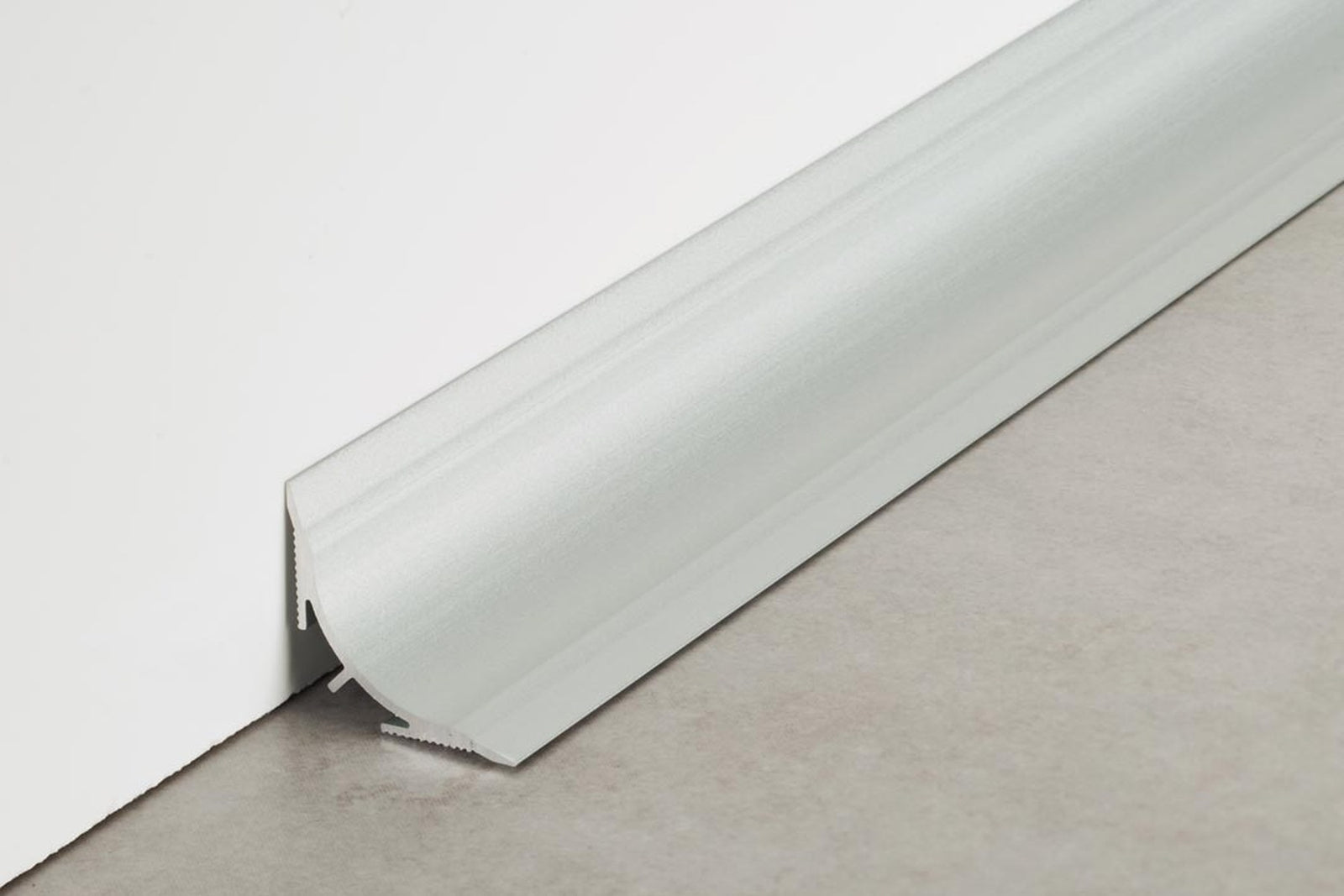 Aluminium-Hohlkehlprofil silber eloxiert als Wand-Boden-Anschluss auf fertigem Belag