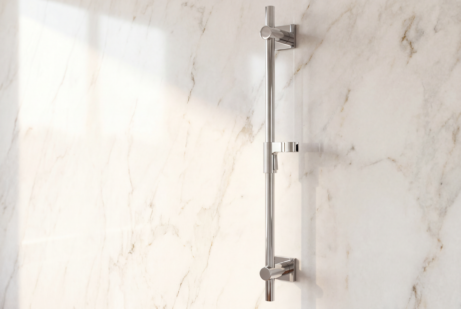 Vario-Tast Brausestange mit eckigen Rosetten an Marmorwand montiert, Chrom