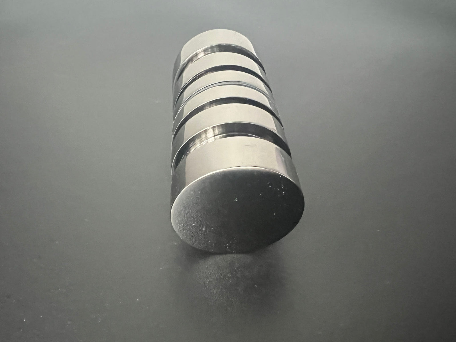 Dusch-Türknopf rund Ø 30 mm mit Rippung, Graphit poliert