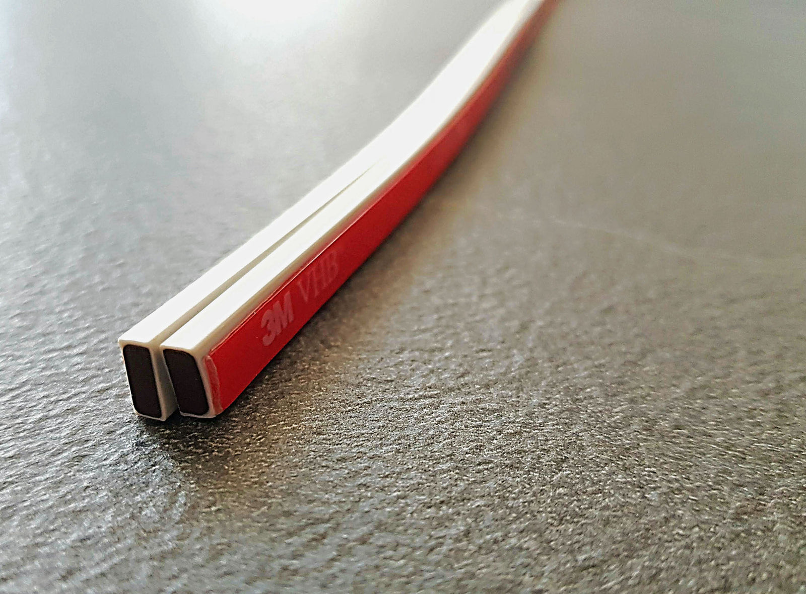 Zwei Magnetstreifen 6099 als Paar mit 3M-Klebeband