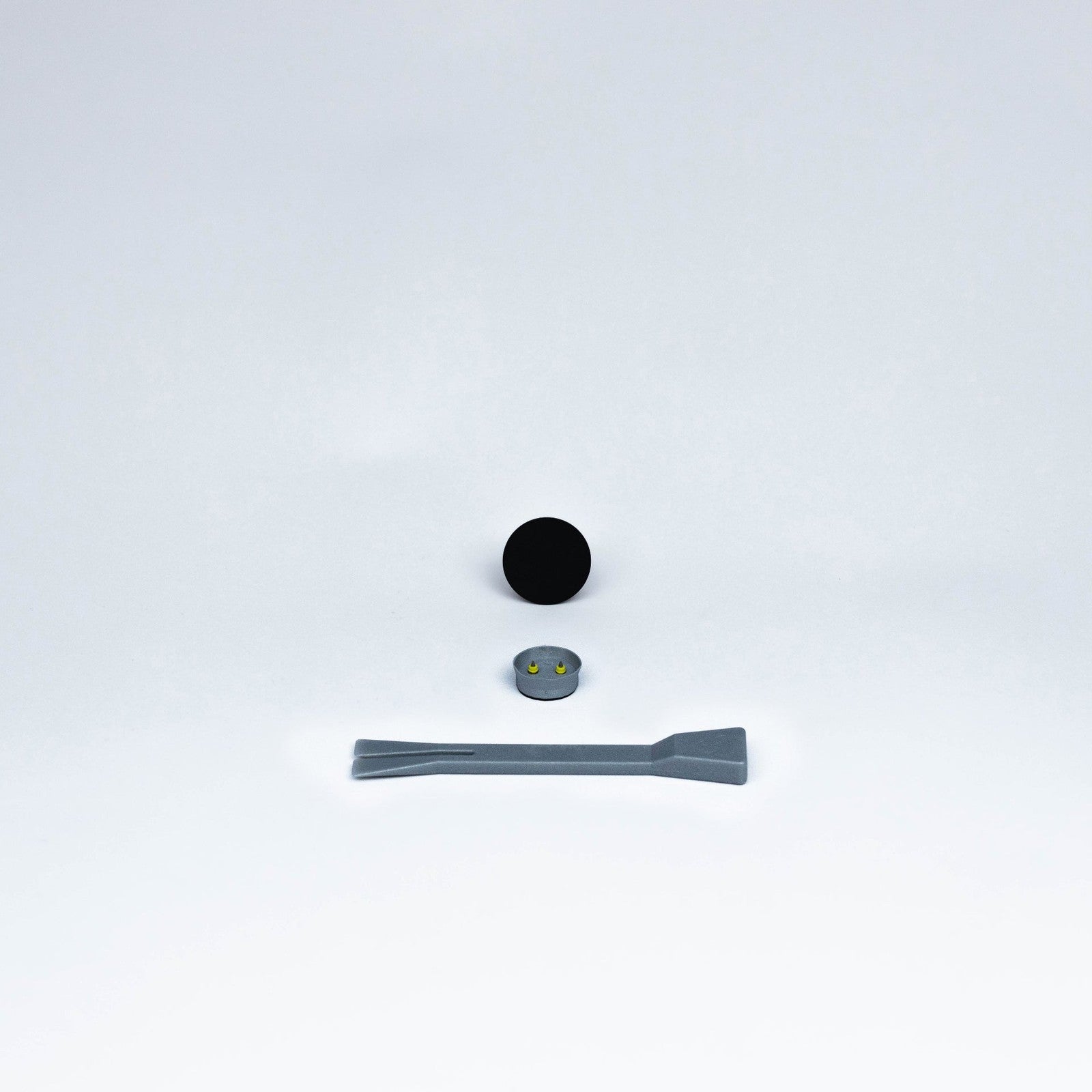 Trägerplatte S rund in Schwarz matt mit einem Magnetclip und Lösegabel