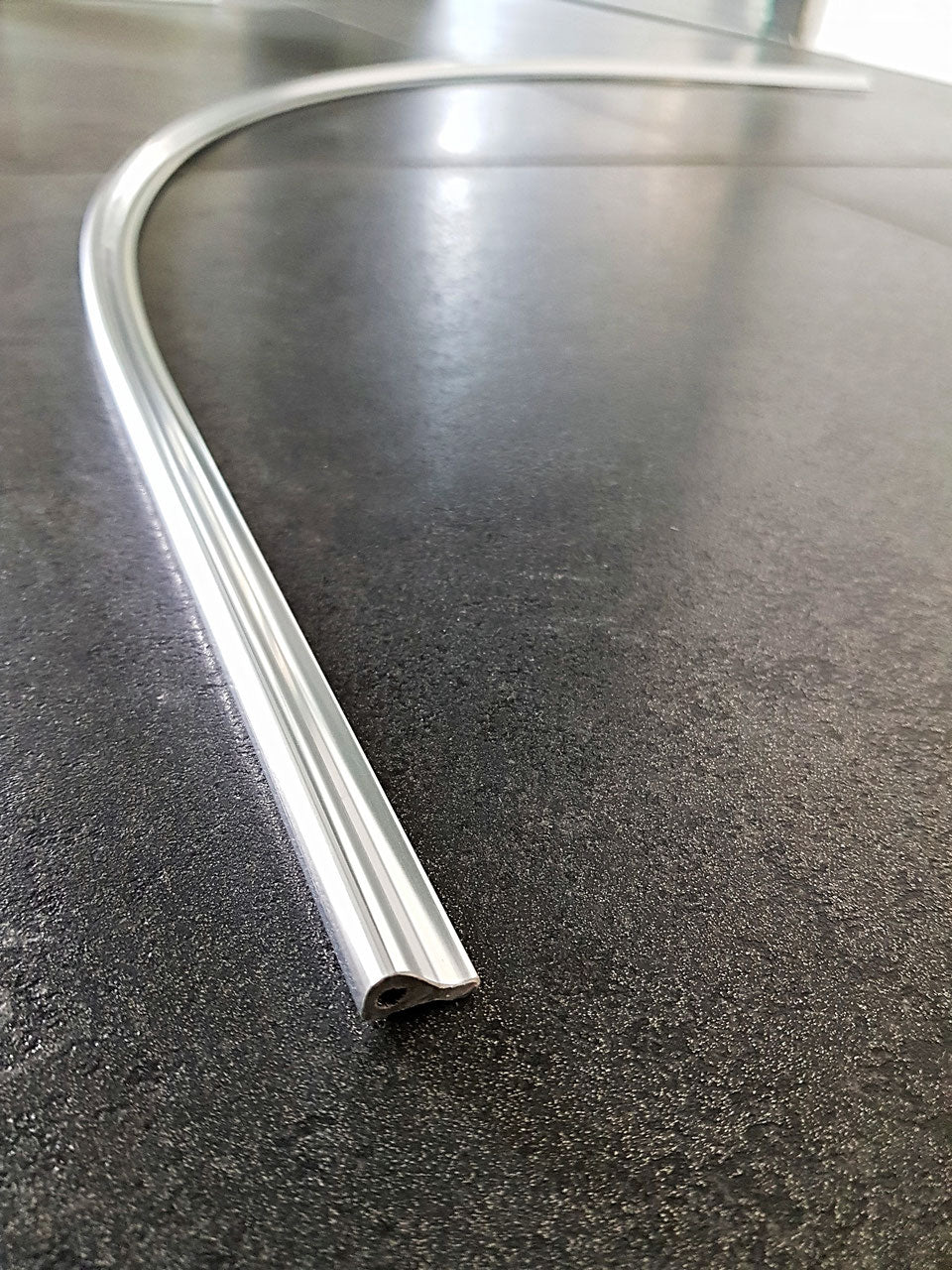 Schwallprofil Aluminium gebogen – 15 × 8 mm, Radius 500/550 mm, 2 Farben, Art.Nr. 8881/8882