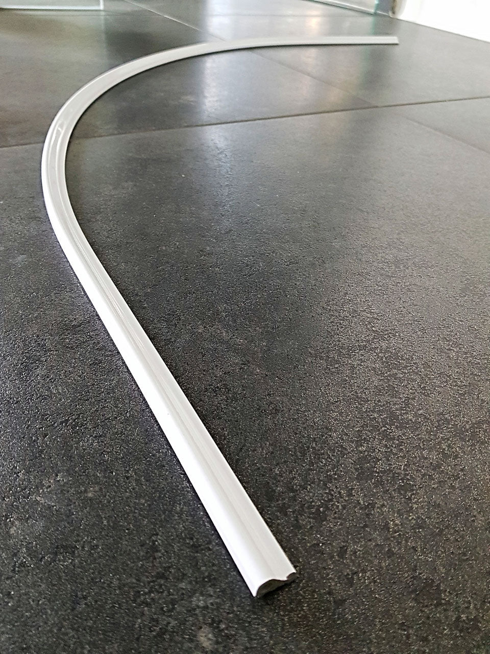 Schwallprofil Aluminium gebogen – 15 × 8 mm, Radius 500/550 mm, 2 Farben, Art.Nr. 8881/8882