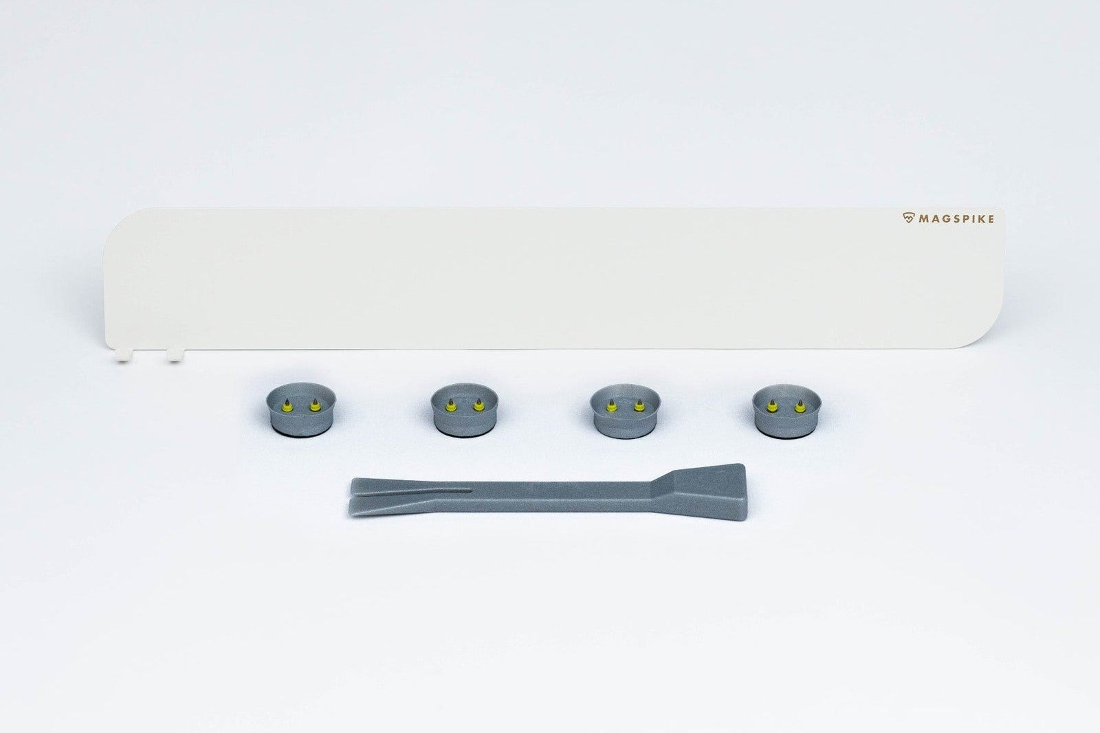 Trägerplatte L mit Haken in Creme-Weiß, vier Magnetclips und Lösegabel