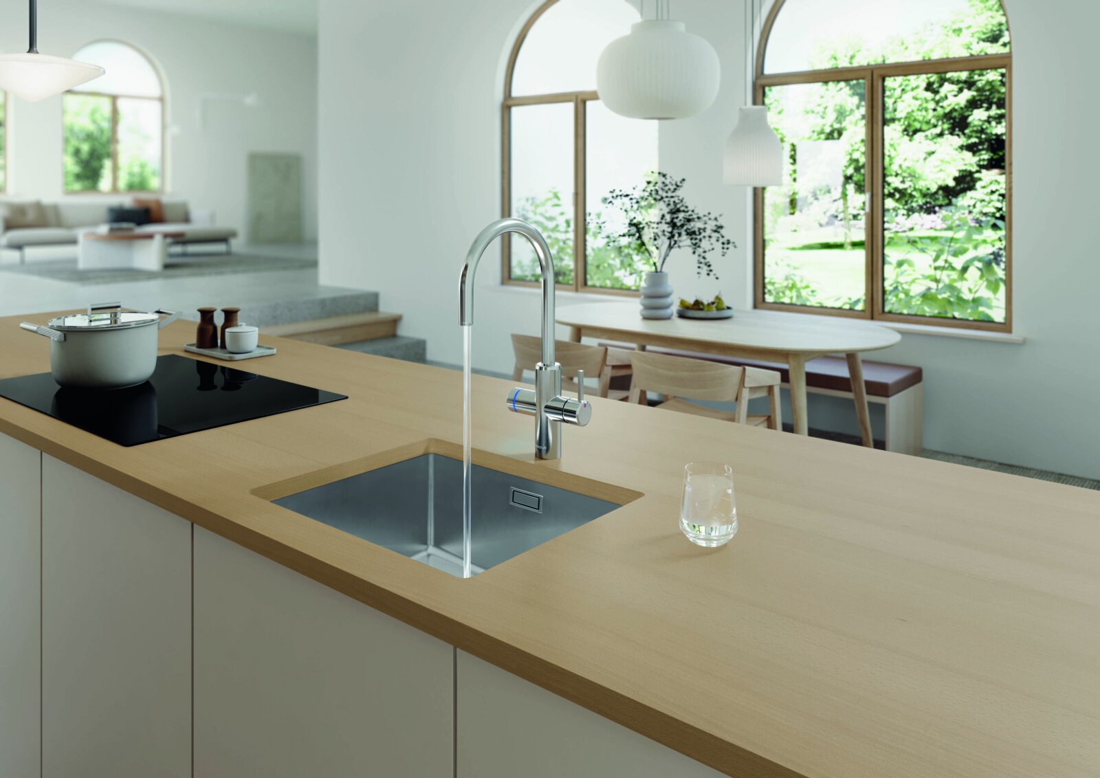 Gefiltertes Wasser aus der WATERCHAMPION Küchenarmatur im Glas