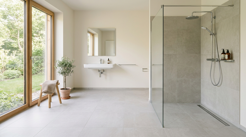 Barrierefreie bodengleiche Walk-In-Dusche mit großem Garten-Fenster und einladender Wellness-Atmosphäre – altersgerechter Badumbau für 45- bis 65-Jährige