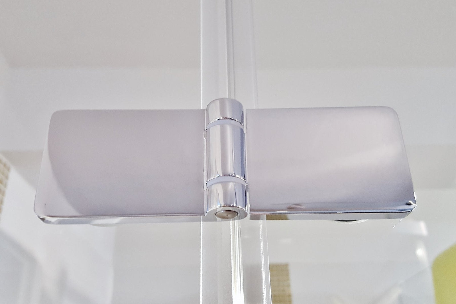 Verchromtes Glas-Glas-Scharnier an einer Duschtür aus Klarglas