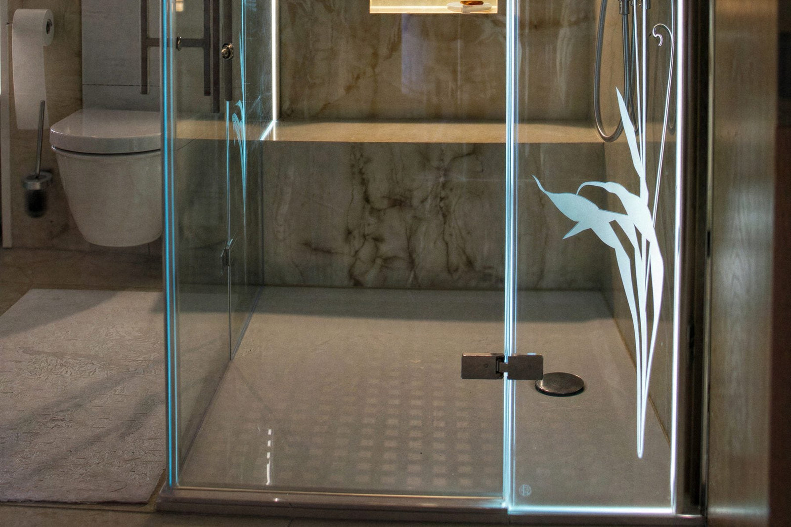 Eckdusche aus Designduschglas mit gelasertem Gräsermotiv