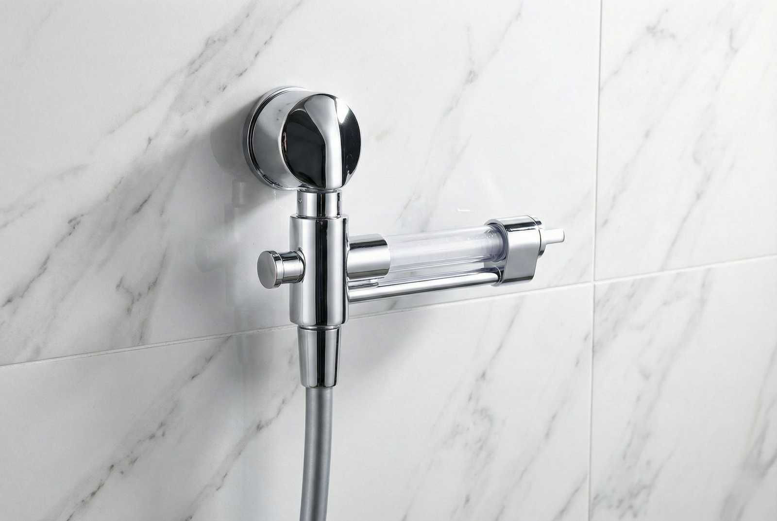 ShowerPlus Salzdusche – Adapter mit Brauseschlauch an weißer Marmorwand