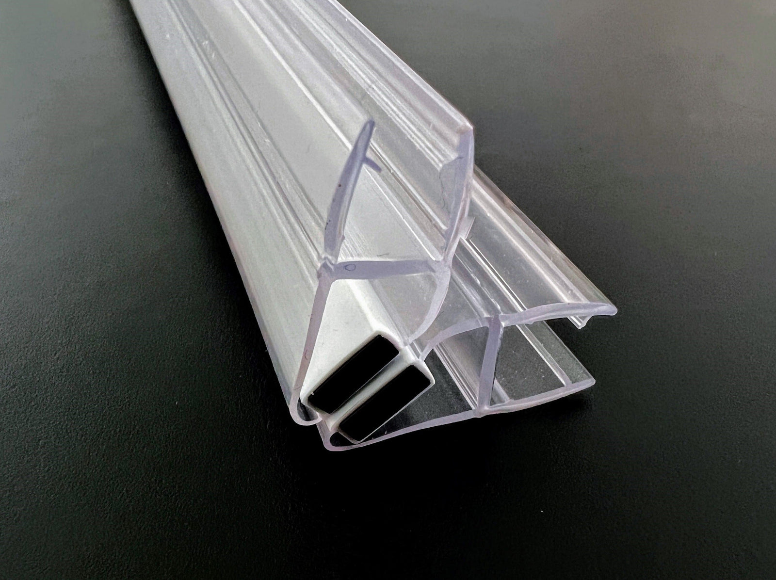 Magnetdichtungspaar 90° (2x 45°) mit breitem Magnetstreifen – Für 6 oder 8 mm Glas – Art.Nr. 2x008A1W