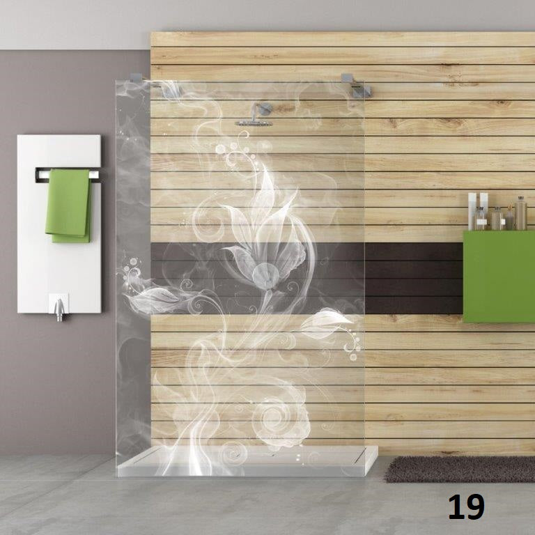 Florale Ranken als Lasermotiv auf einer Glasduschwand aus ESG