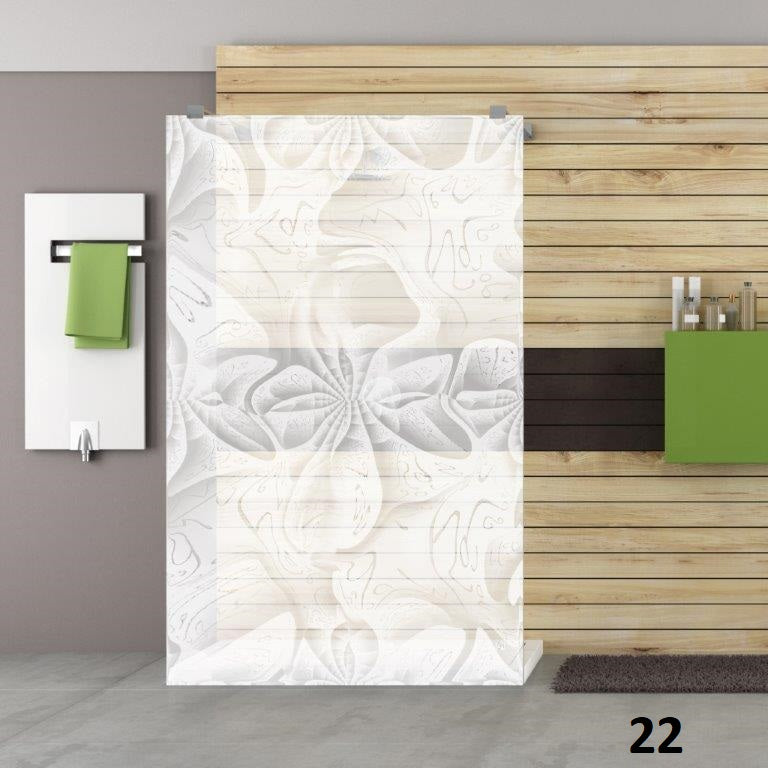 Zartes florales Motiv als Lasergravur auf einer Glasduschwand
