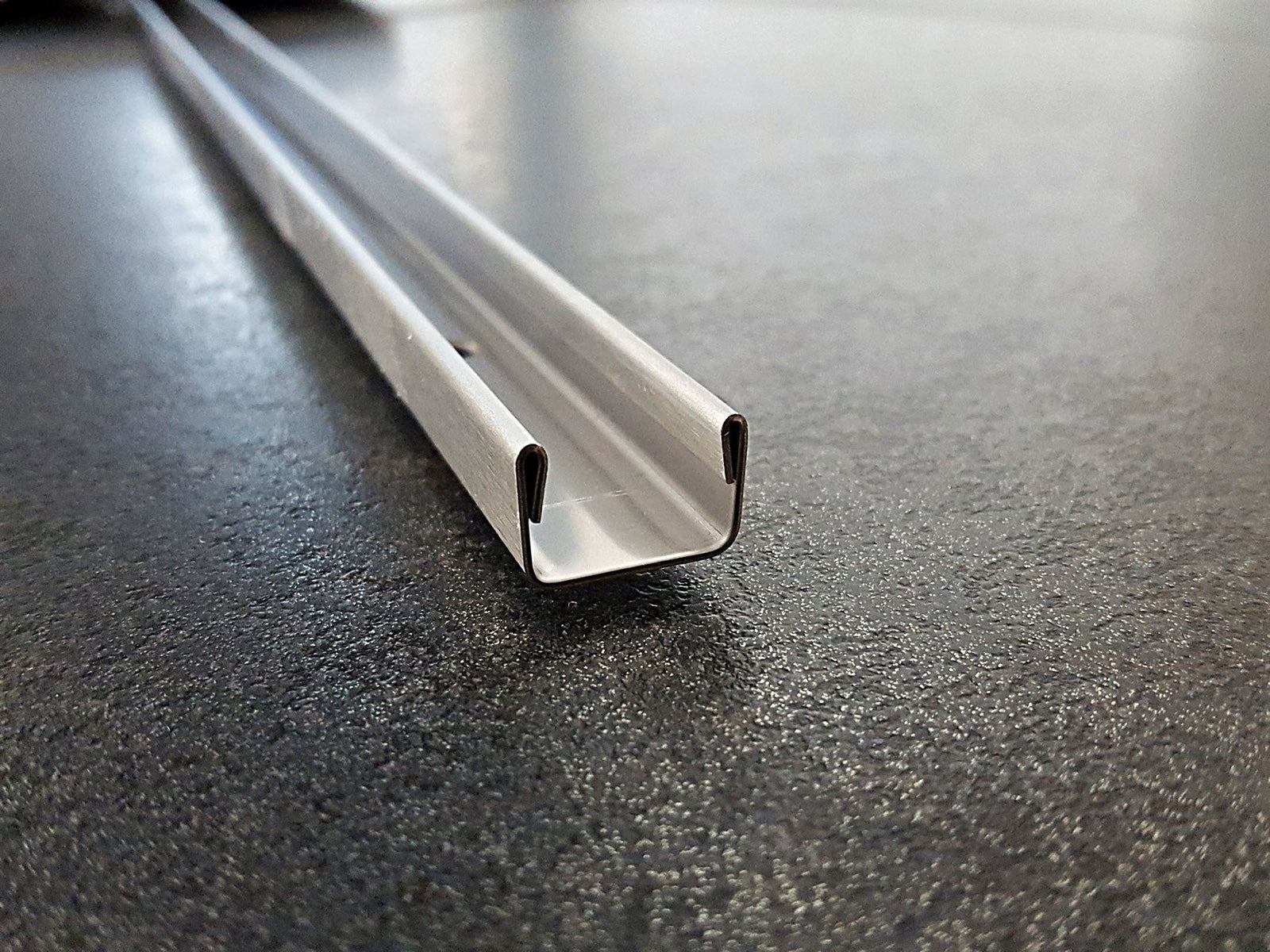 U-Wandprofil auf Fliesenwand für feststehende Glasabtrennung; Art.Nr. 32000