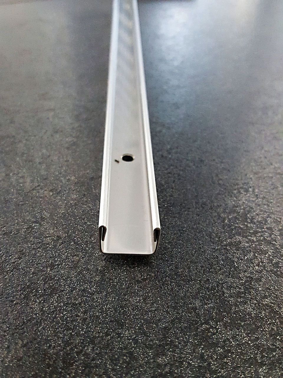 U-Wandprofil auf Fliesenwand für feststehende Glasabtrennung; Art.Nr. 32000