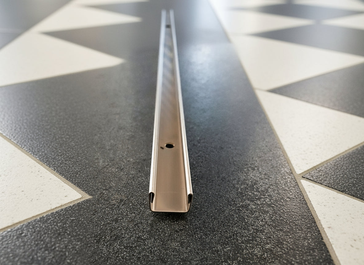 U-Wandprofil auf Fliesenwand für feststehende Glasabtrennung; Art.Nr. 32000