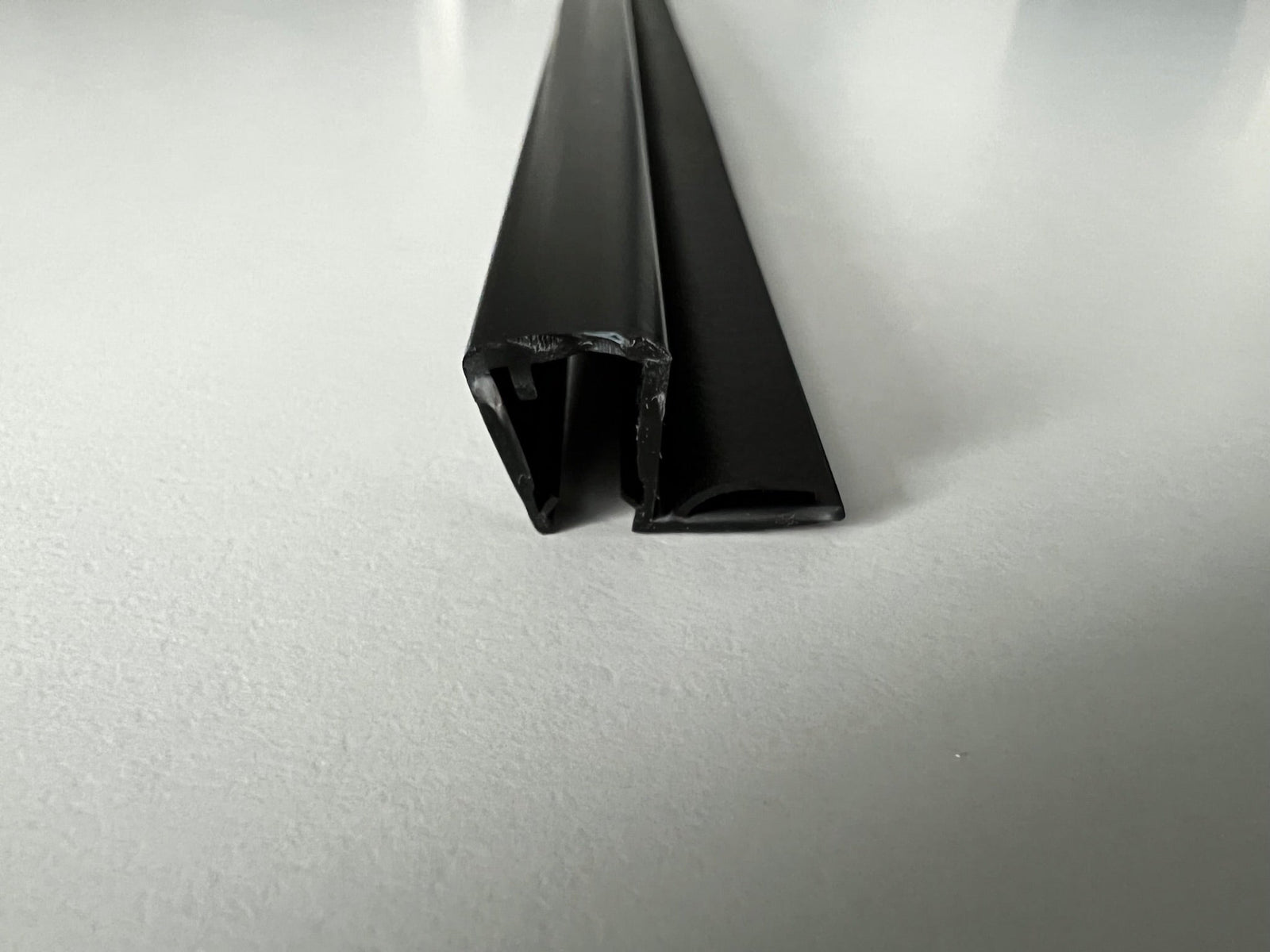 Schwarze Anschlagdichtung 90° fluchtend  – Für 6 oder 8 mm Glas universal – Art.Nr. 5050-B