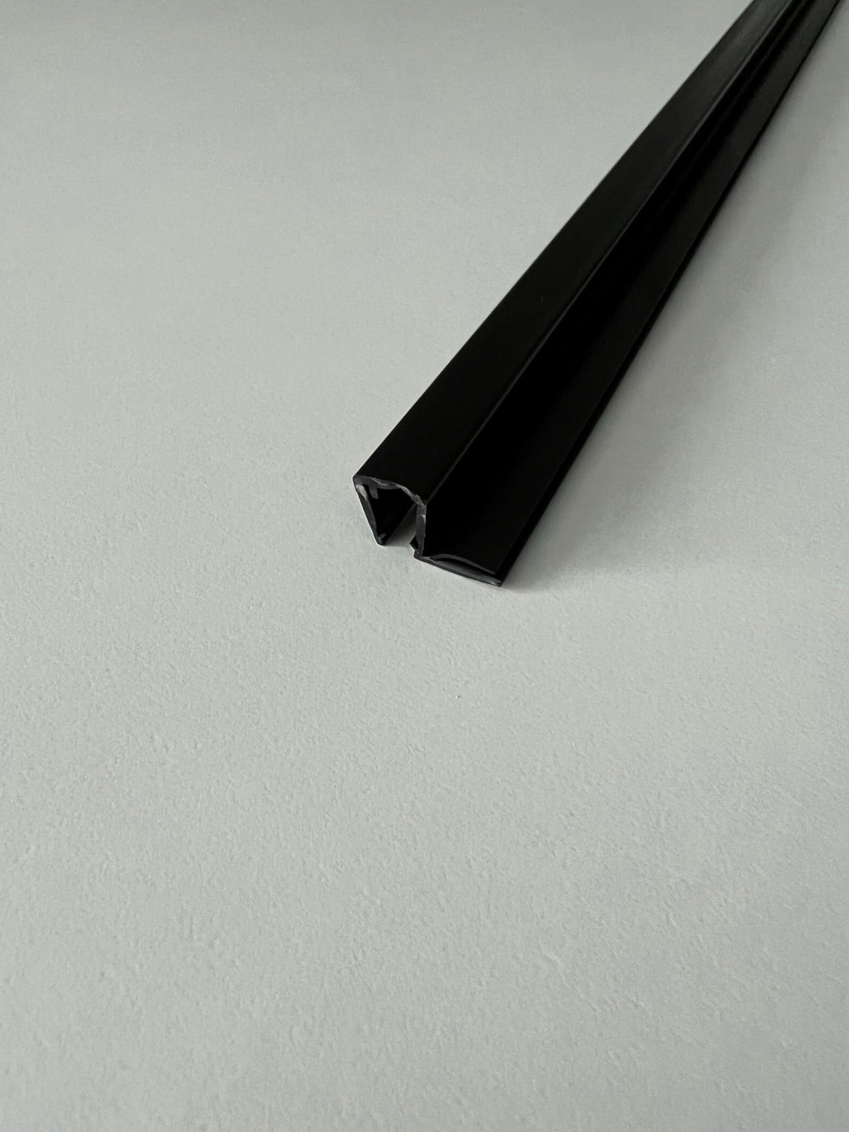 Schwarze Anschlagdichtung 90° fluchtend  – Für 6 oder 8 mm Glas universal – Art.Nr. 5050-B