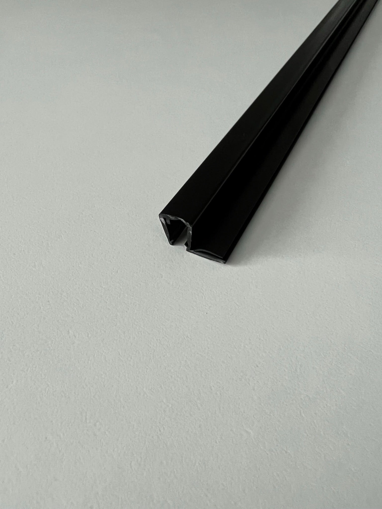 Schwarze Anschlagdichtung 90° fluchtend  – Für 6 oder 8 mm Glas universal – Art.Nr. 5050-B