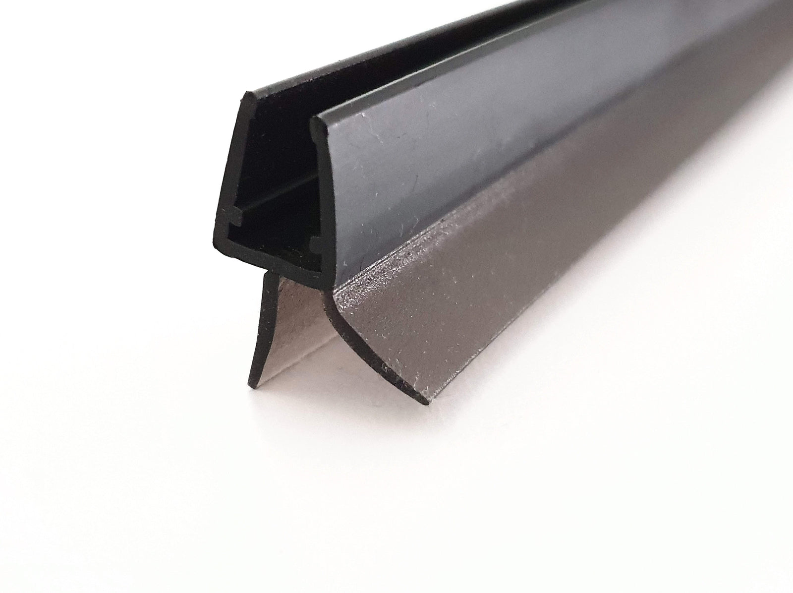 Schwarze Dusch-Türdichtung mit Schleiflippe und kurzer Abtropfleiste – Für 6 oder 8 mm Glas universal – Art.Nr. 5102-B