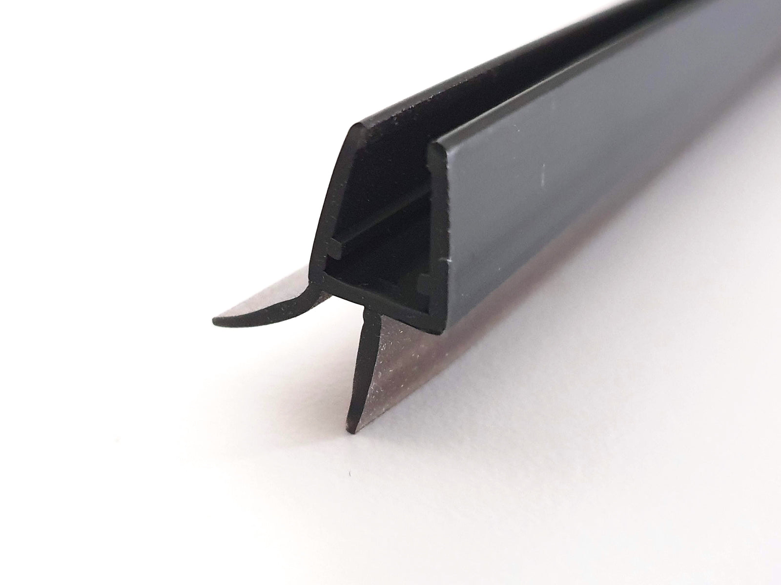 Schwarze Dusch-Türdichtung mit Schleiflippe und kurzer Abtropfleiste – Für 6 oder 8 mm Glas universal – Art.Nr. 5102-B
