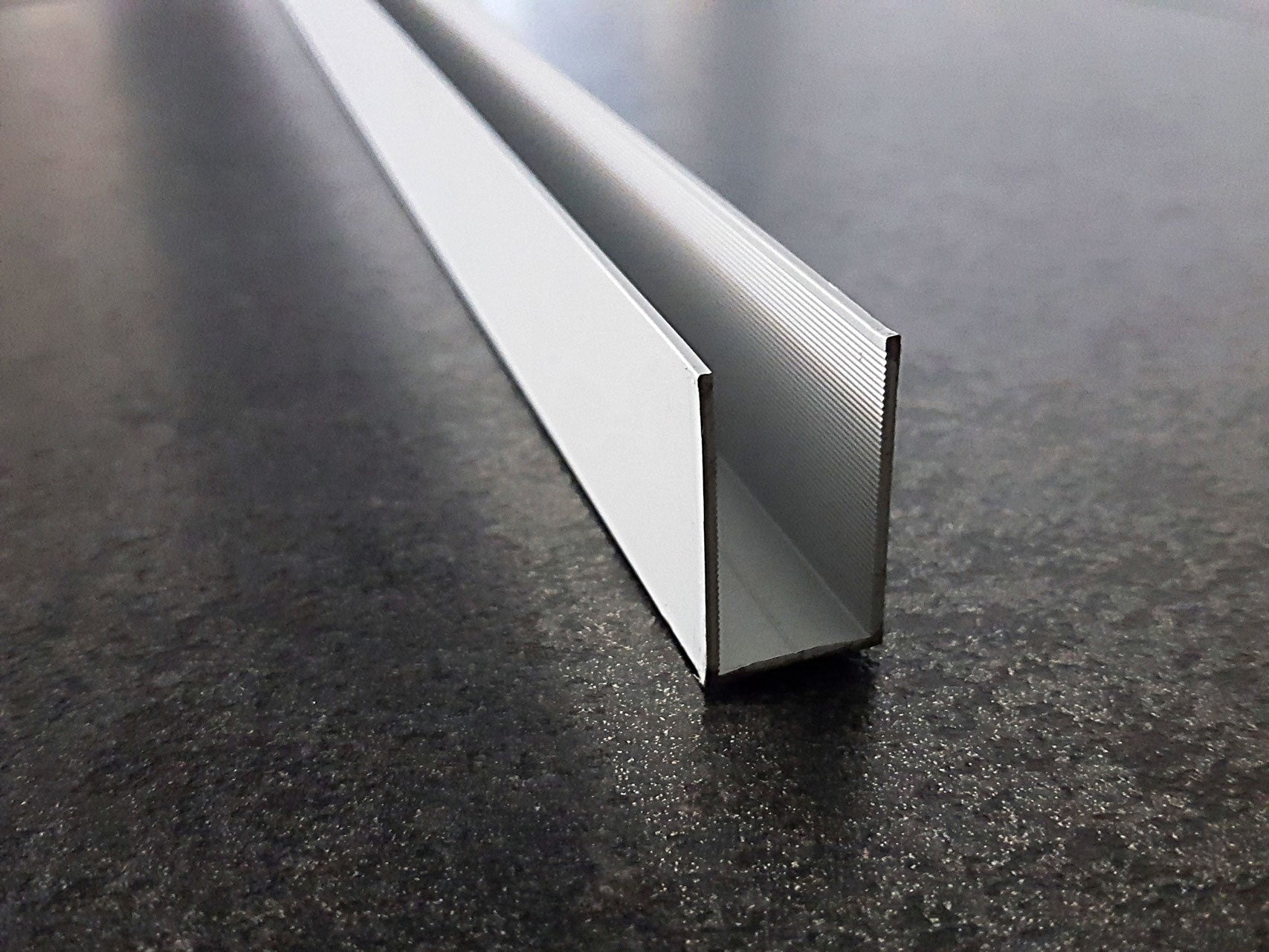 U-Profil für Glaswände – Aluminium silber matt eloxiert, 30 mm bzw. 40 mm Höhe