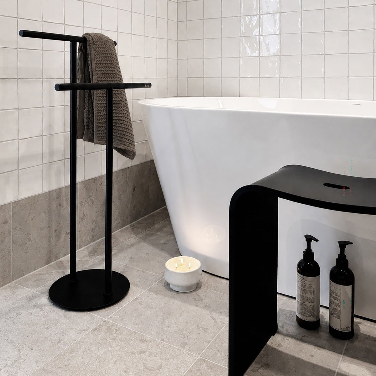 Smedbo LIVING Duschhocker 407 Schwarz an der Wanne, Plexiglas, 44 cm Sitzhöhe, bis 120 kg