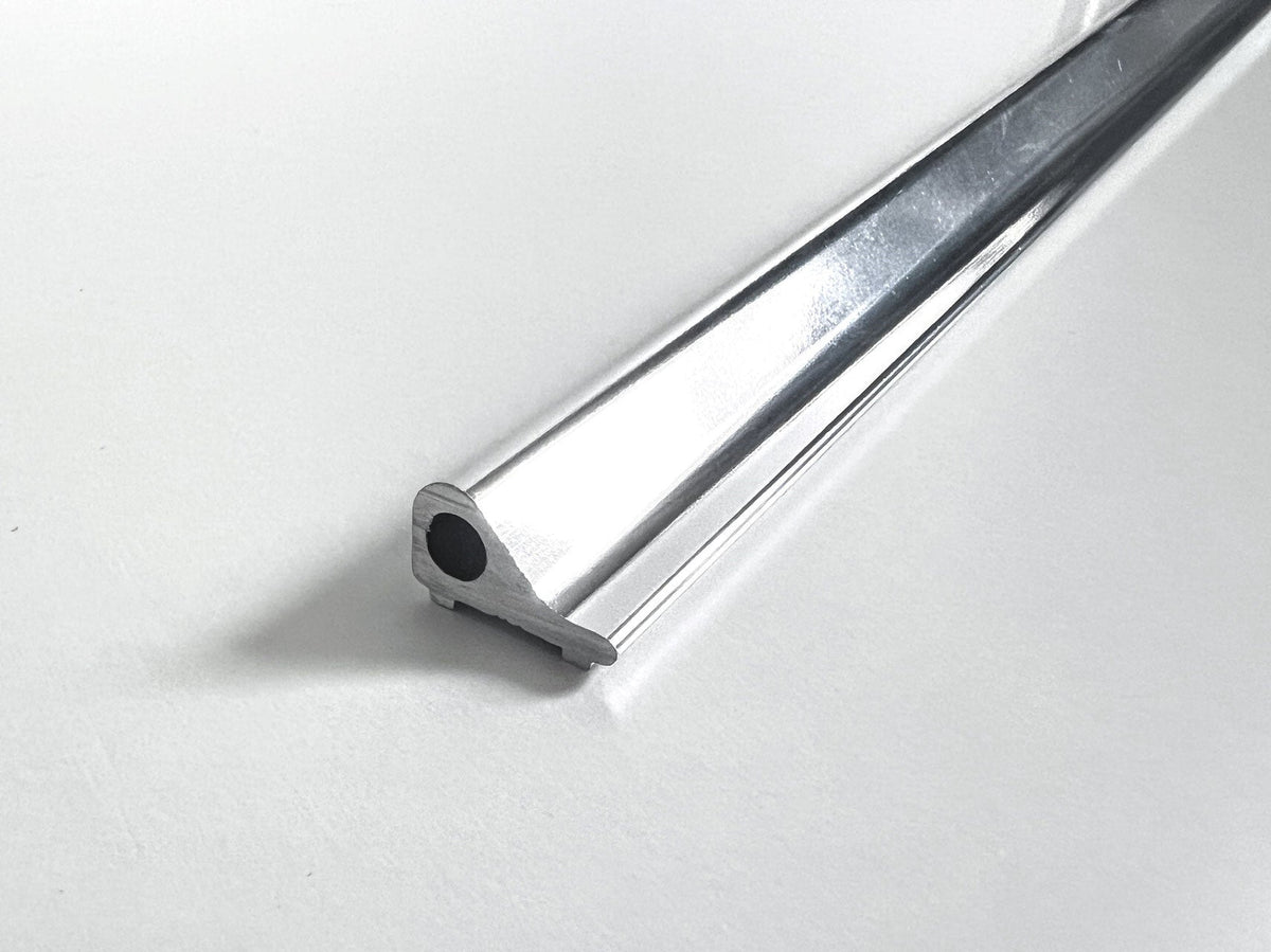 Schwallschutzprofil mit Loch im Profil; Art.Nr. 8535; Farbe: Weiß oder glanzeloxiert