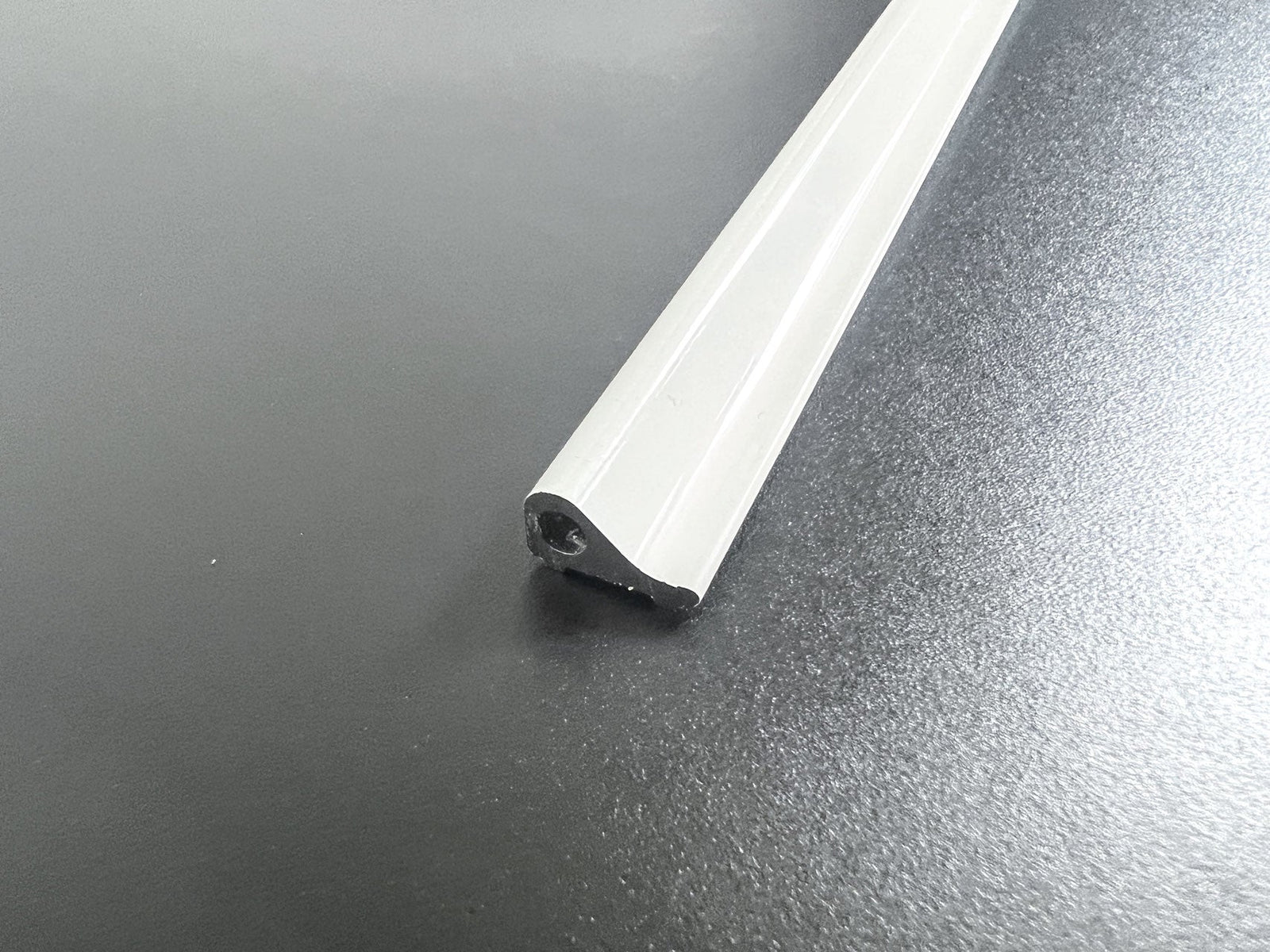 Schwallschutzprofil mit Loch im Profil; Art.Nr. 8535; Farbe: Weiß oder glanzeloxiert