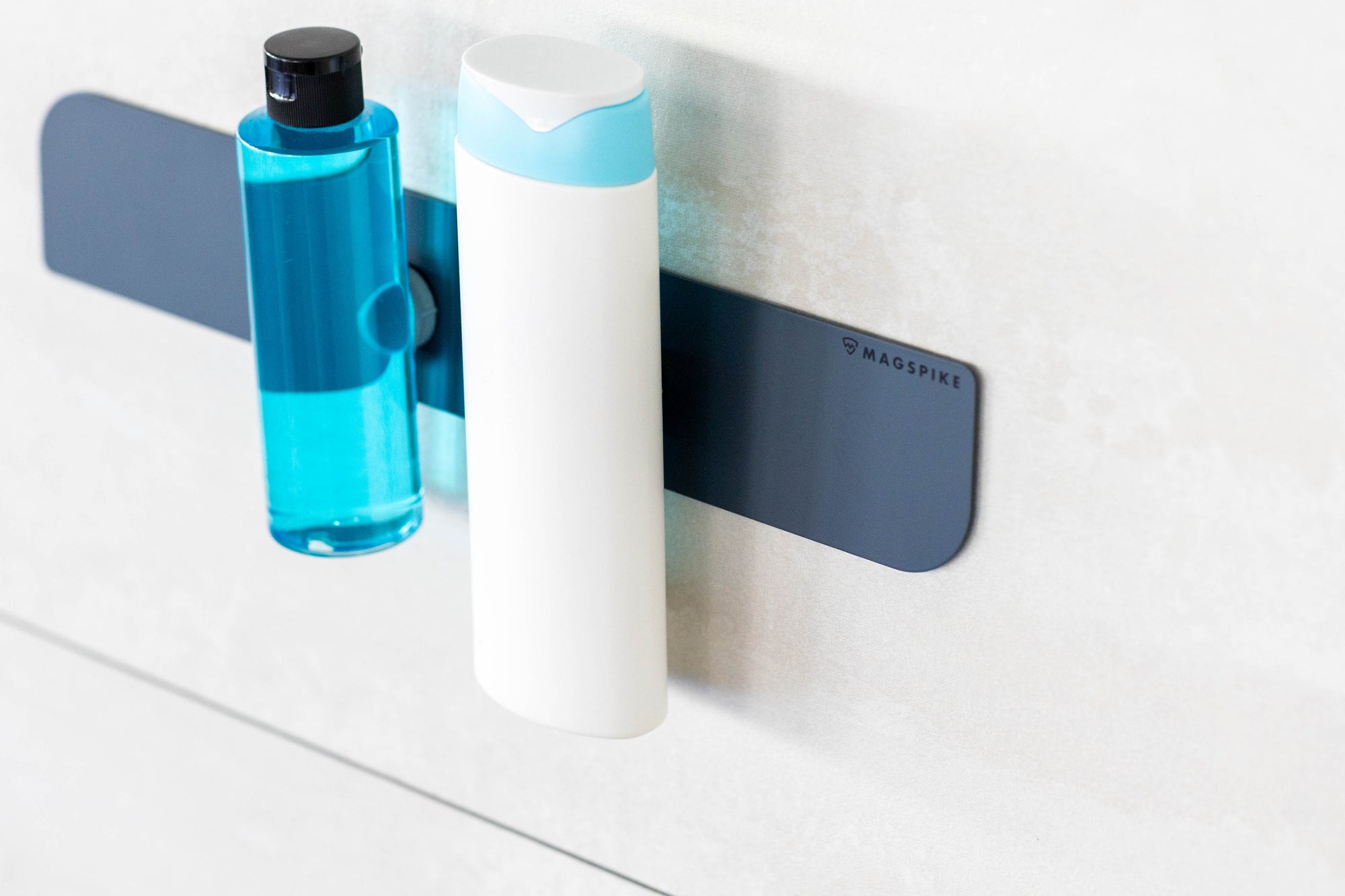MagSpike | Die magnetische Aufhängung für Duschgel und Shampoo an Wandplatte