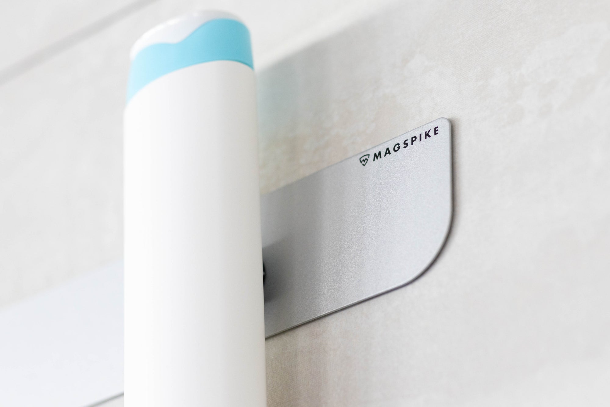 MagSpike | Die magnetische Aufhängung für Duschgel und Shampoo an Wandplatte