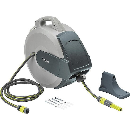Wandmontierte Automatik-Schlauchbox mit ausgezogenem Gartenschlauch und Spritzdüse