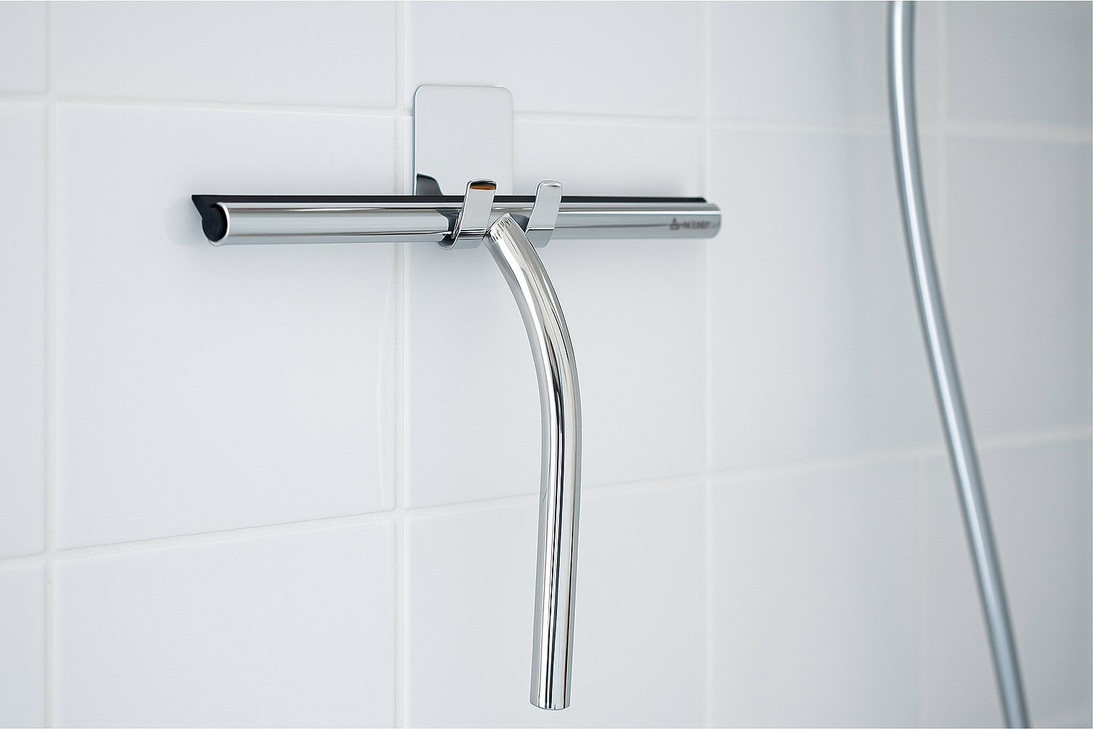 Duschabzieher mit Wandhalter Edelstahl - Chrom oder Schwarz matt, 240 × 210 mm