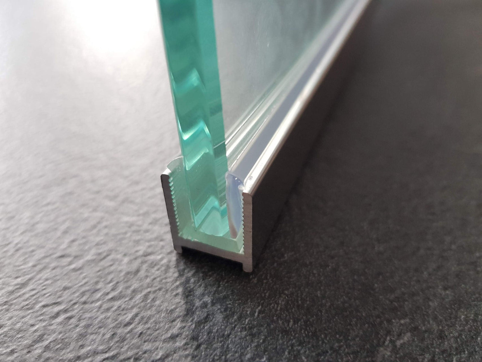 Alu U-Profil mit L-Vinyl und Kederstab, silikonfreie Befestigung für 8 oder 10 mm Glas – Art.Nr. DUC