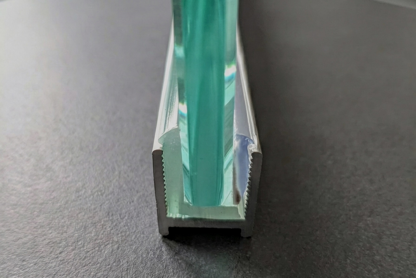 Alu U-Profil mit L-Vinyl und Kederstab, silikonfreie Befestigung für 8 oder 10 mm Glas – Art.Nr. DUC