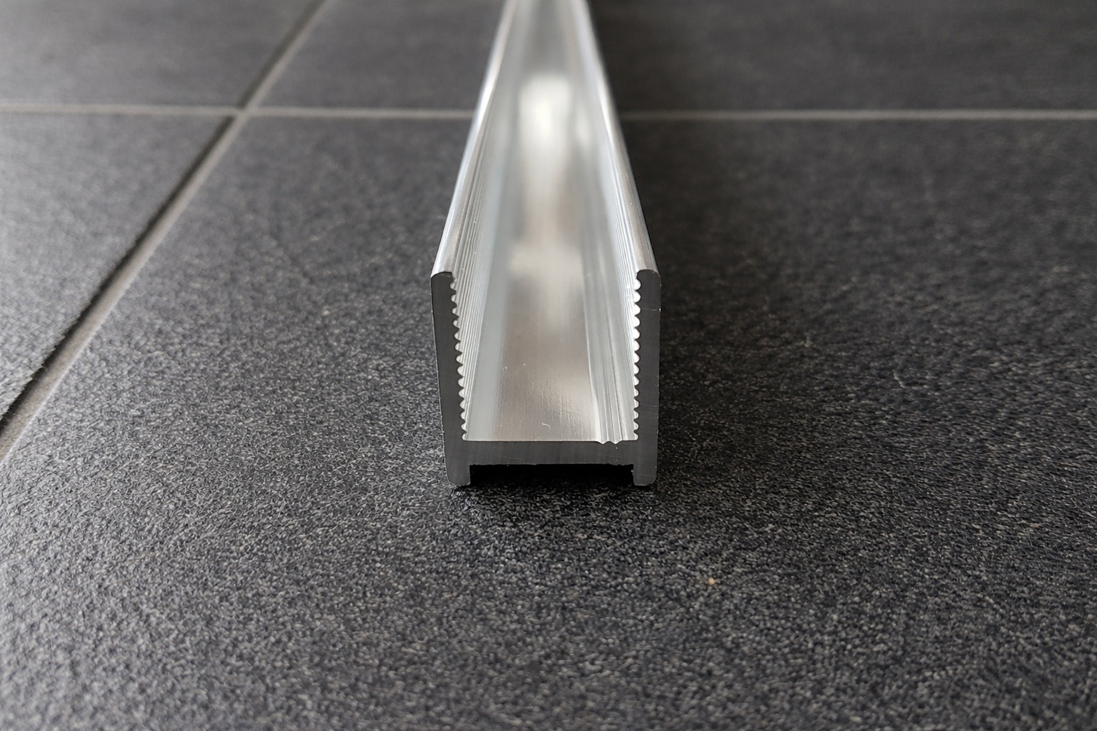 Alu U-Profil mit L-Vinyl und Kederstab, silikonfreie Befestigung für 8 oder 10 mm Glas – Art.Nr. DUC