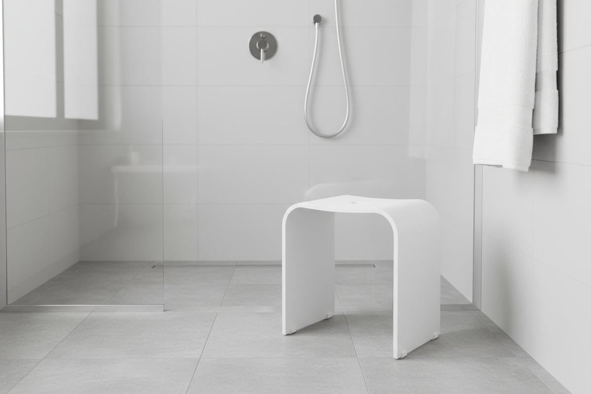 Smedbo LIVING Duschhocker 407 – Plexiglas, rutschsicher, 44 cm Sitzhöhe – Schwarz oder Weiß matt
