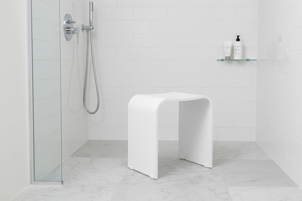Smedbo LIVING Duschhocker 407 – Plexiglas, rutschsicher, 44 cm Sitzhöhe – Schwarz oder Weiß matt